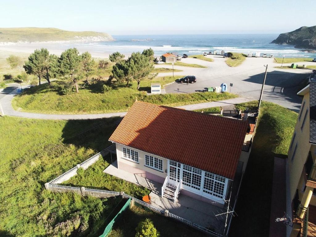 uma vista aérea de uma casa com vista para o oceano em Casa en primera linea de playa en Pantin!! em Pantín