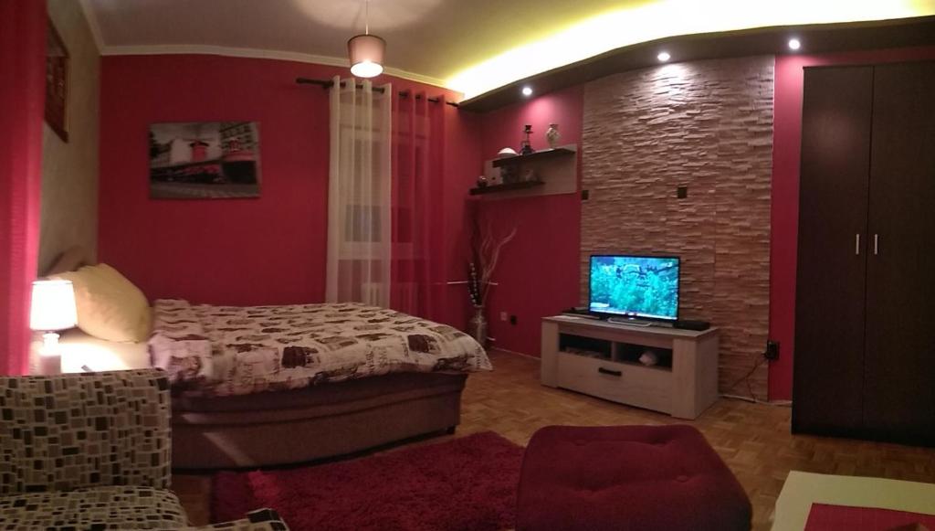 - une chambre avec un lit et une télévision dans l'établissement Two Rivers Apartment, à Belgrade