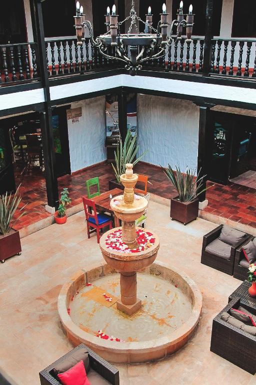 a fountain in a courtyard with a table and chairs at Casona Quesada in Suesca