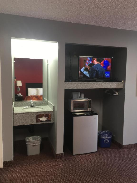 Kuchyň nebo kuchyňský kout v ubytování Haven Inn & Suites