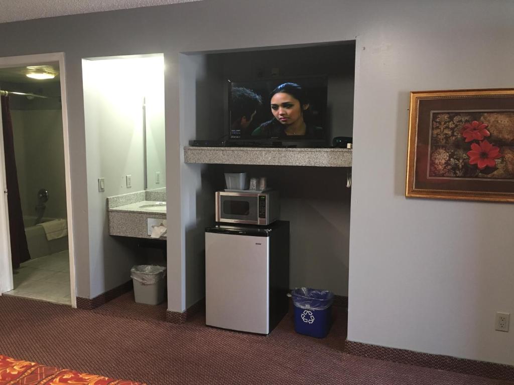 Kuchyň nebo kuchyňský kout v ubytování Haven Inn & Suites