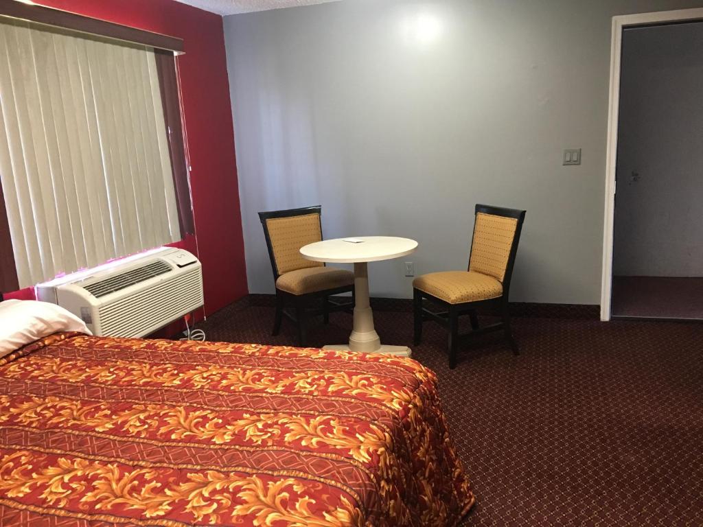 Postel nebo postele na pokoji v ubytování Haven Inn & Suites