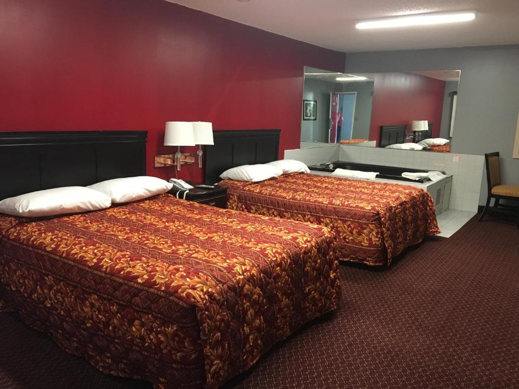 Postel nebo postele na pokoji v ubytování Haven Inn & Suites