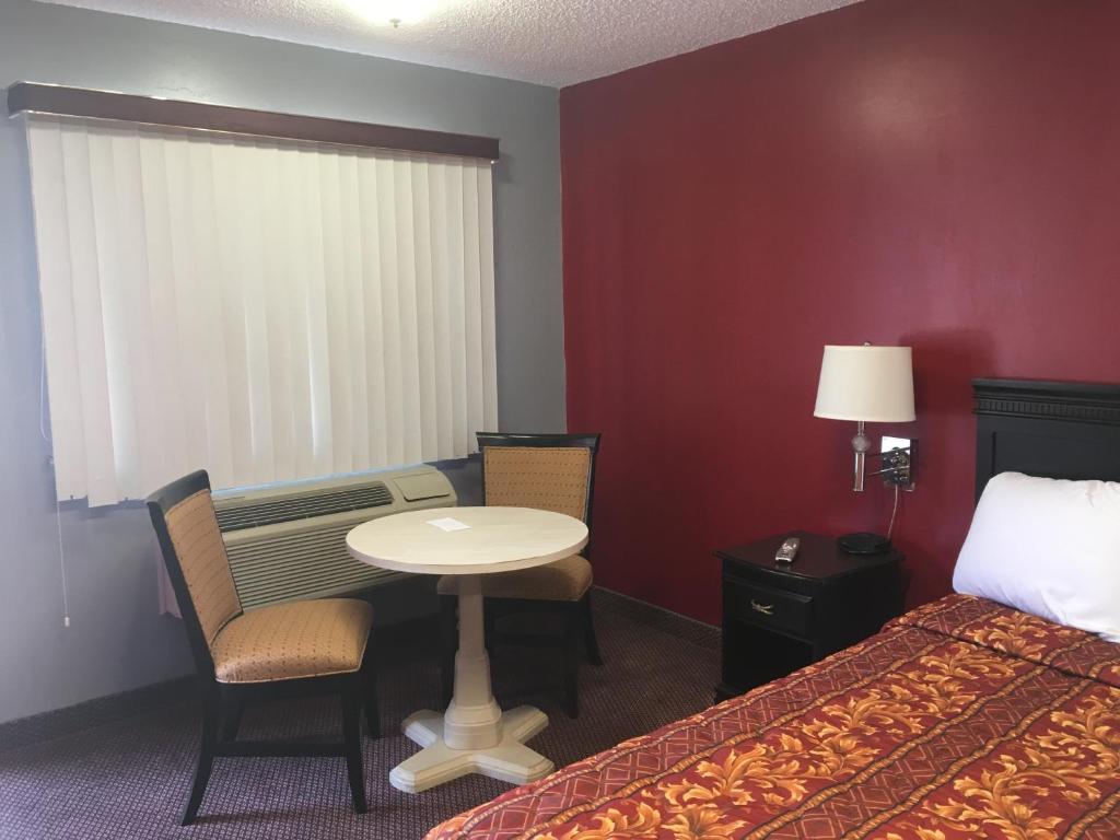 Postel nebo postele na pokoji v ubytování Haven Inn & Suites
