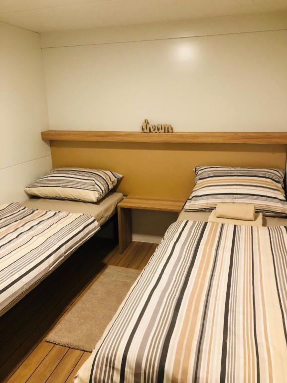 Postel nebo postele na pokoji v ubytování MOBIL HOMES MALUFI 266