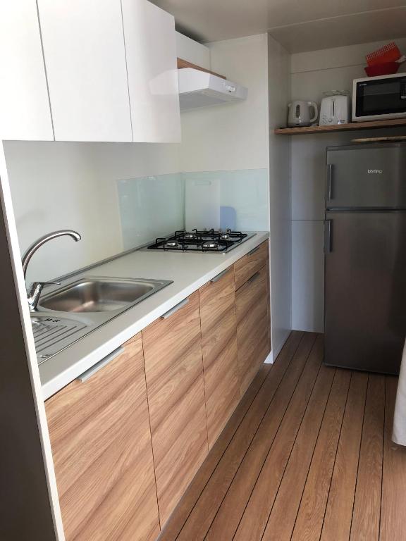 Kuchyň nebo kuchyňský kout v ubytování MOBIL HOMES MALUFI 266