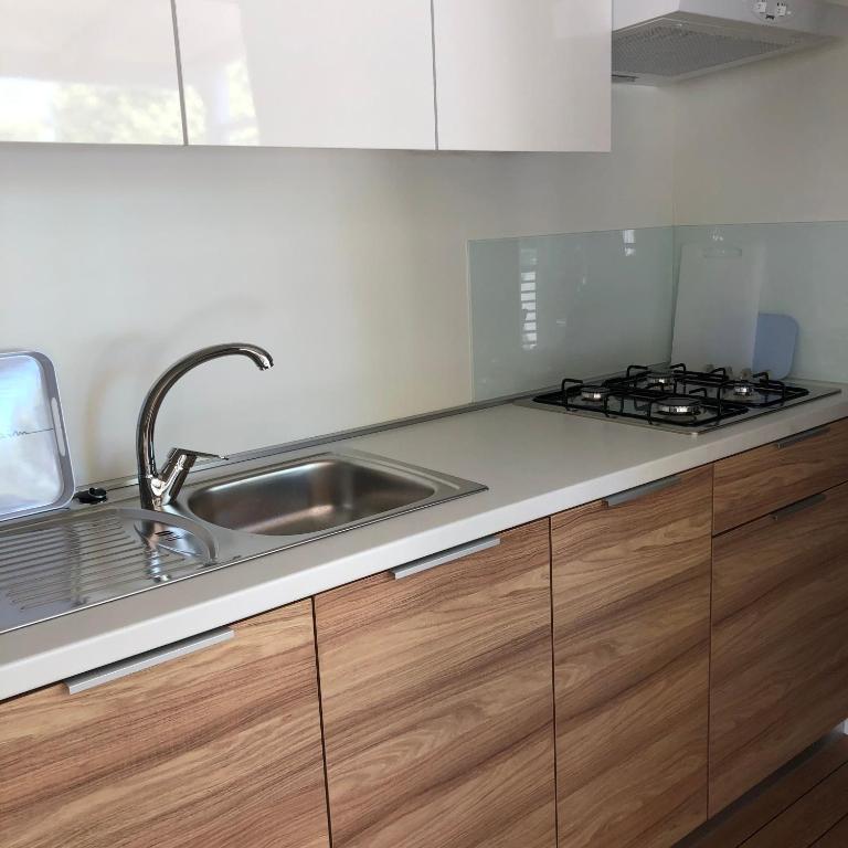 Kuchyň nebo kuchyňský kout v ubytování MOBIL HOMES MALUFI 266