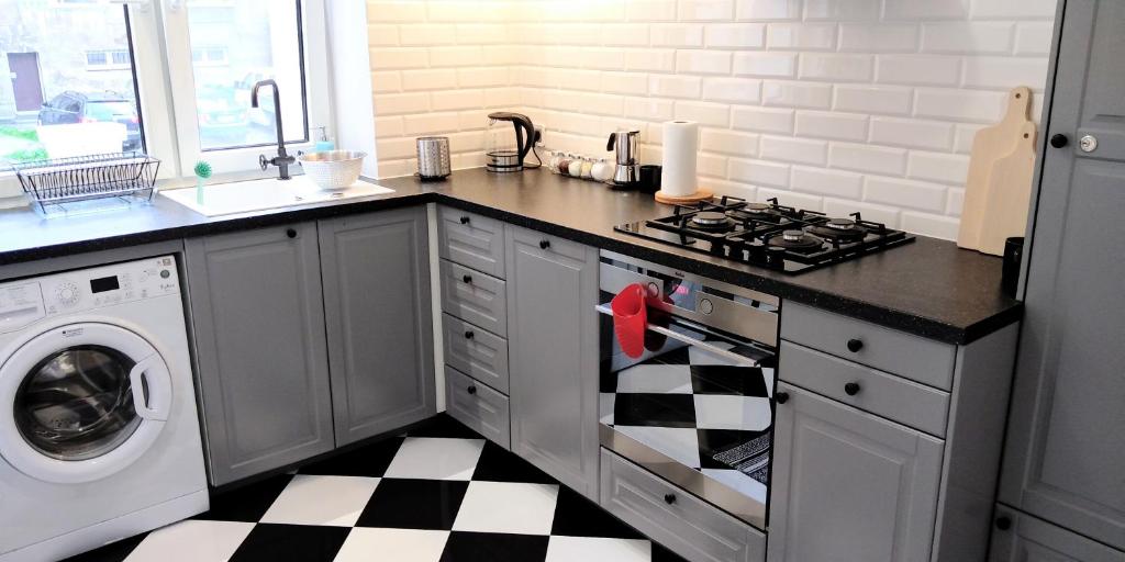 Kuchyň nebo kuchyňský kout v ubytování Apartament Wesoła