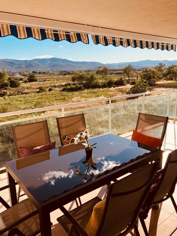 ein Tisch und Stühle auf einem Balkon mit Aussicht in der Unterkunft Apartamento Solmar in Peñíscola