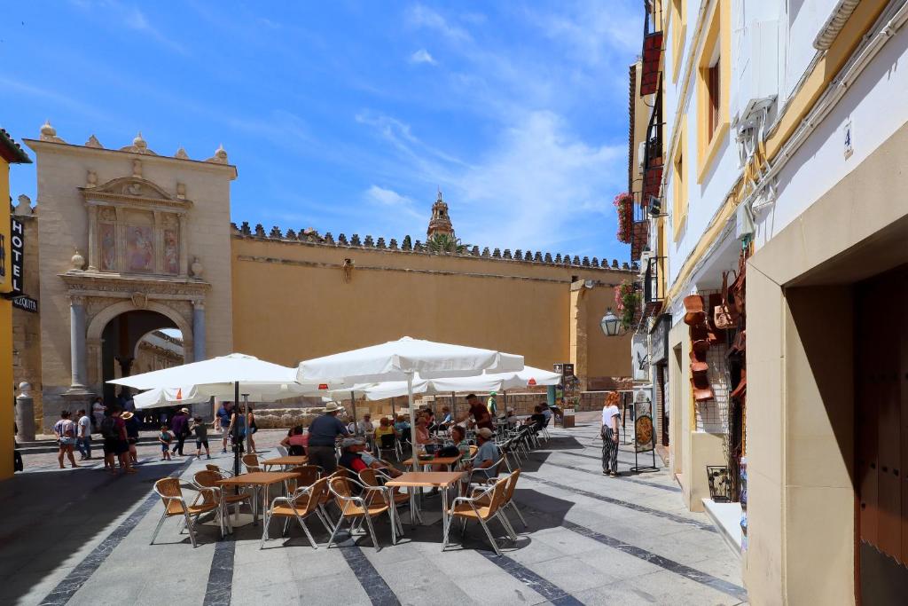 A restaurant or other place to eat at El balcón de la Mezquita