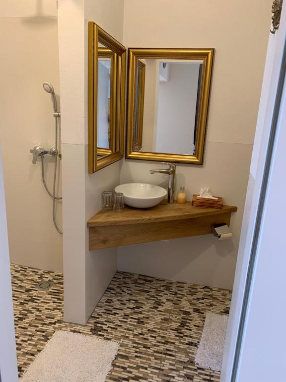 Bilik mandi di Stockers kleines Dorfhotel