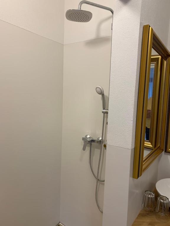 Bilik mandi di Stockers kleines Dorfhotel