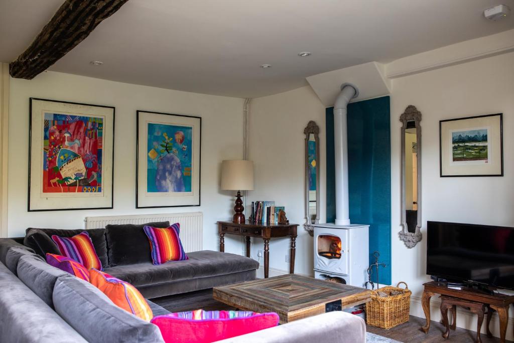 un soggiorno con divano e TV di West Cottage, Cerne Abbas Lane a Dorchester