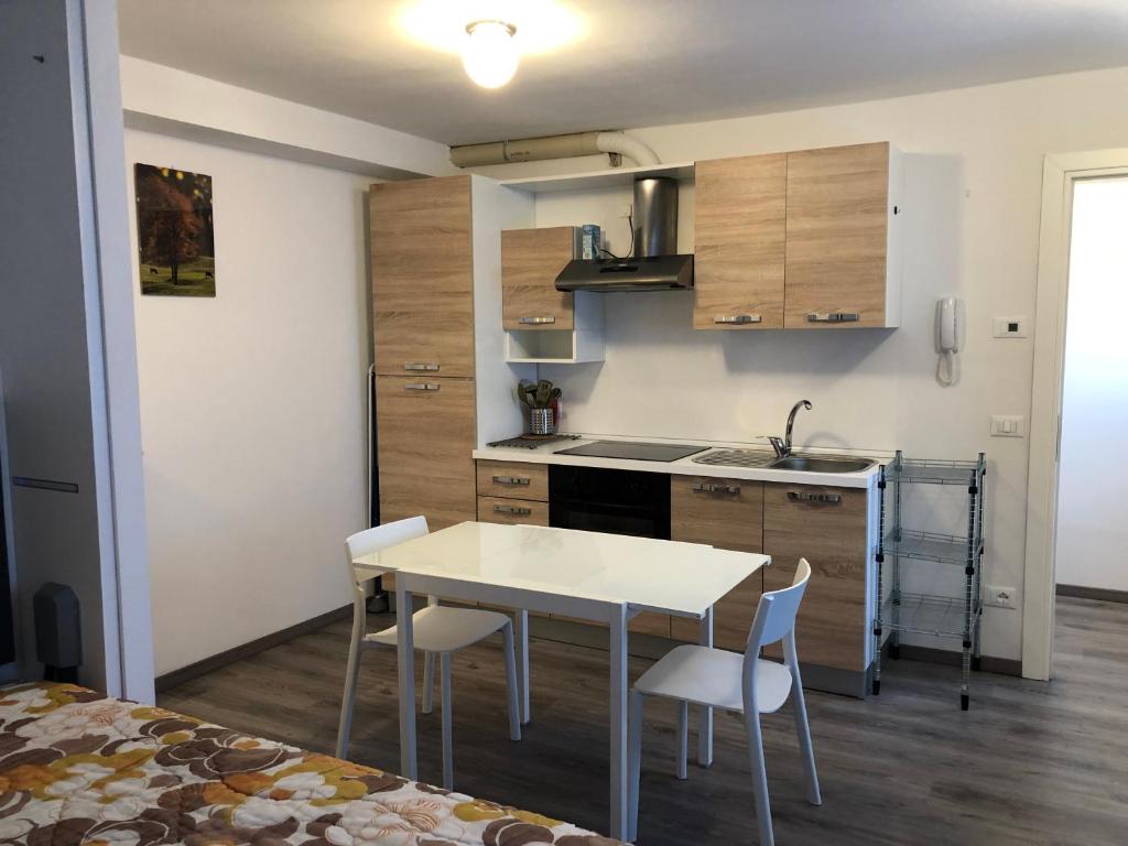 uma cozinha com mesa e cadeiras num quarto em Appartamento Baldino em Pinzolo