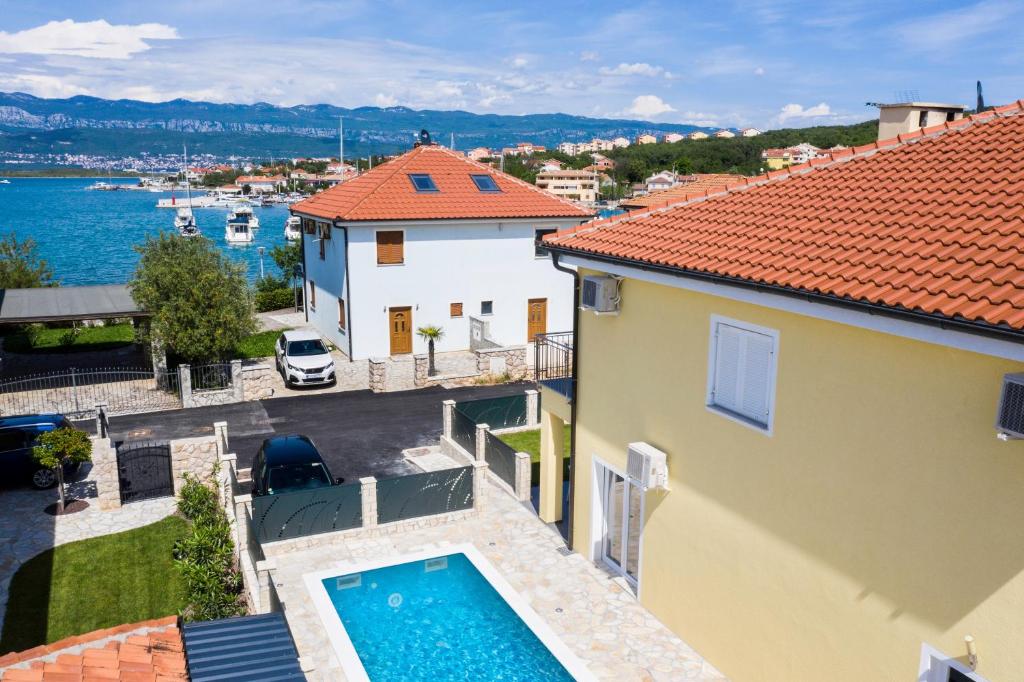 vista aerea di una casa con piscina di Villa Oasis a Klimno