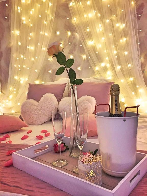 - un plateau avec une bouteille de vin et des verres sur une table dans l'établissement Suite & SPA, à Avignon