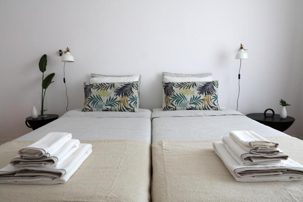 - 2 lits avec serviettes dans une chambre dans l'établissement AL CASA GRANDE, à Olhão
