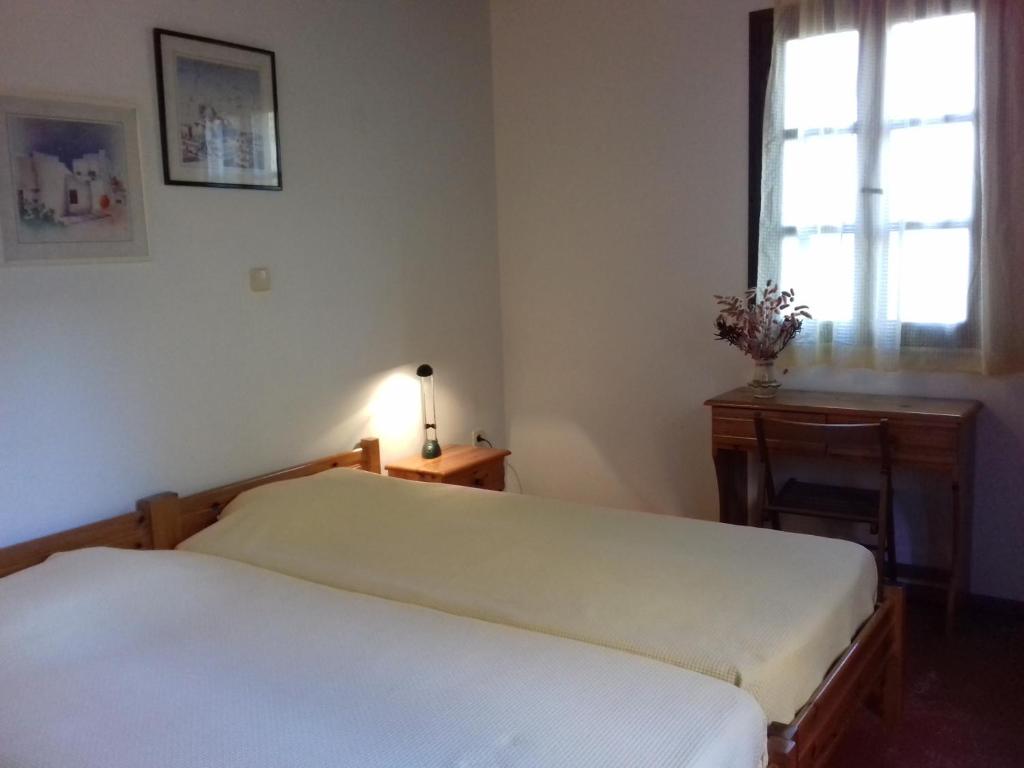Postel nebo postele na pokoji v ubytování Ikarian Centre - Accommodation & mountain hiking