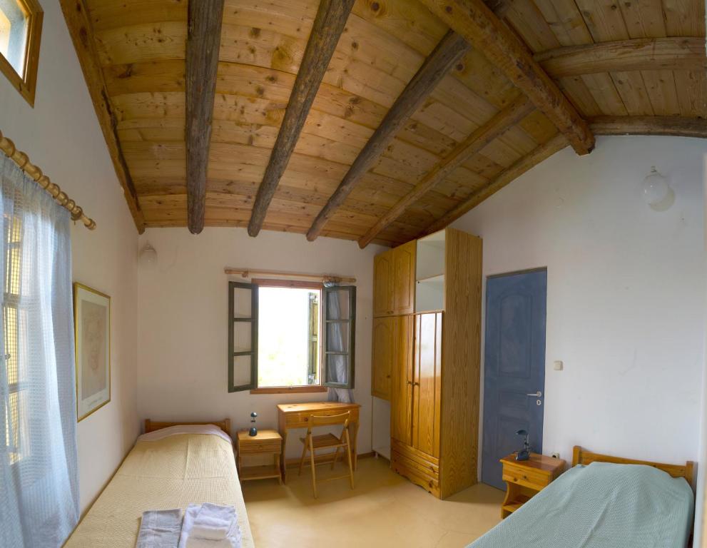 Postel nebo postele na pokoji v ubytování Ikarian Centre - Accommodation & mountain hiking