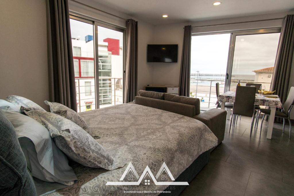 Un dormitorio con una cama y vista al mar. en White House II, en Praia da Vitória