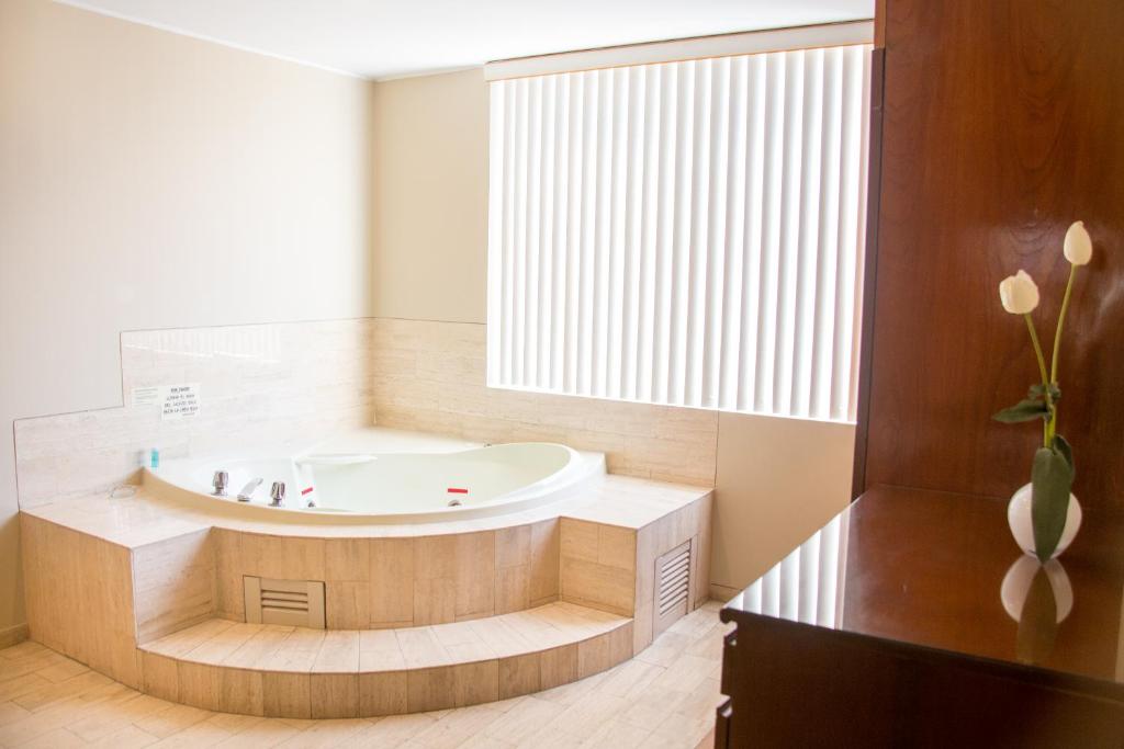 Koupelna v ubytování Hotel Park Suites