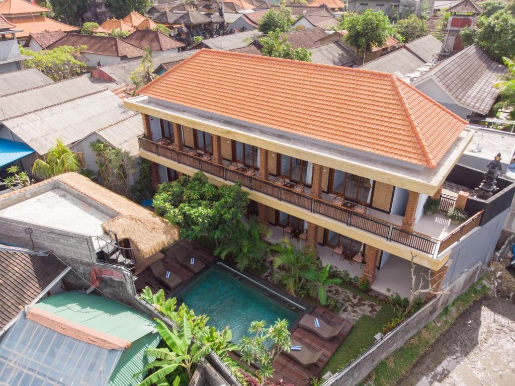 an aerial view of a house with a swimming pool at Kak Poleng Guesthouse in Canggu