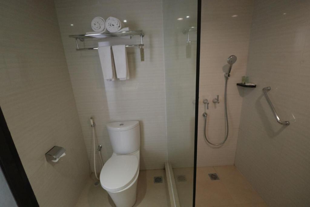 Koupelna v ubytování Hotel Santika Cirebon
