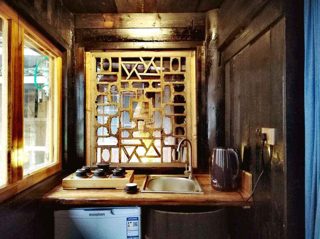 Kuchyň nebo kuchyňský kout v ubytování Lost World Sanjiang Guest house