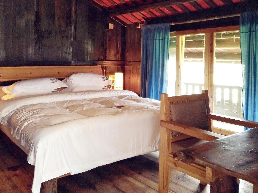 Postel nebo postele na pokoji v ubytování Lost World Sanjiang Guest house