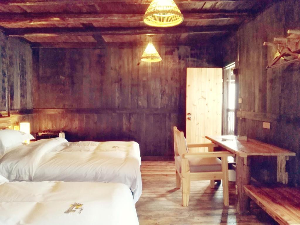 Postel nebo postele na pokoji v ubytování Lost World Sanjiang Guest house