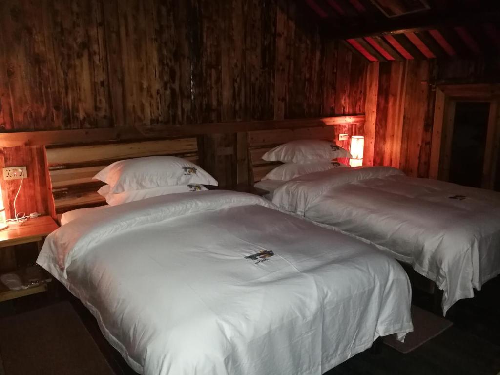 Postel nebo postele na pokoji v ubytování Lost World Sanjiang Guest house
