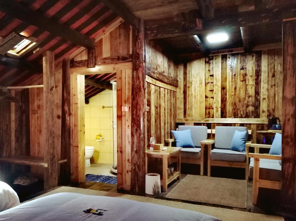Postel nebo postele na pokoji v ubytování Lost World Sanjiang Guest house