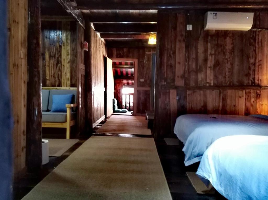 Postel nebo postele na pokoji v ubytování Lost World Sanjiang Guest house