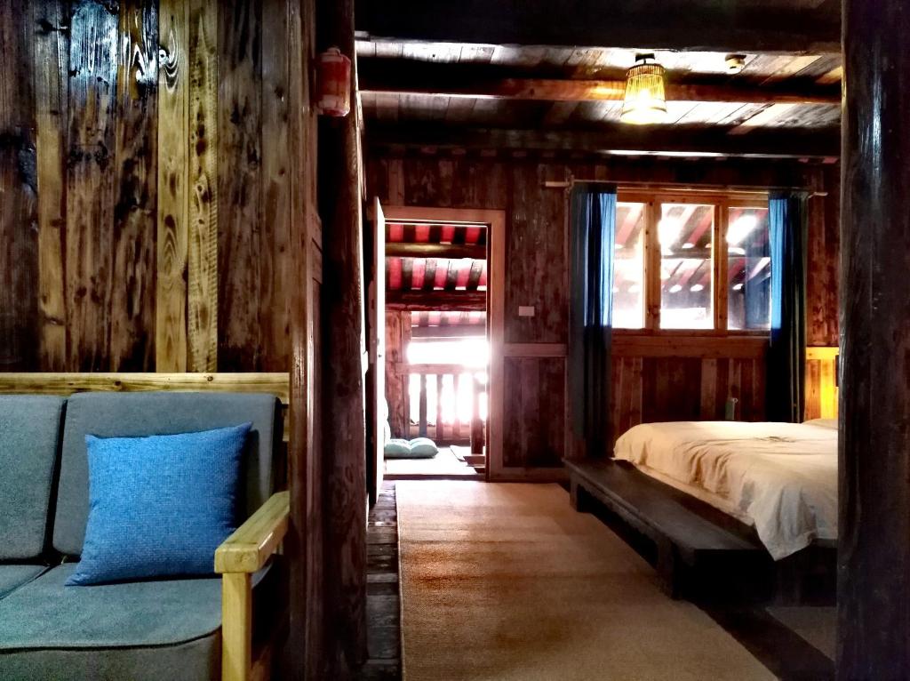 Postel nebo postele na pokoji v ubytování Lost World Sanjiang Guest house