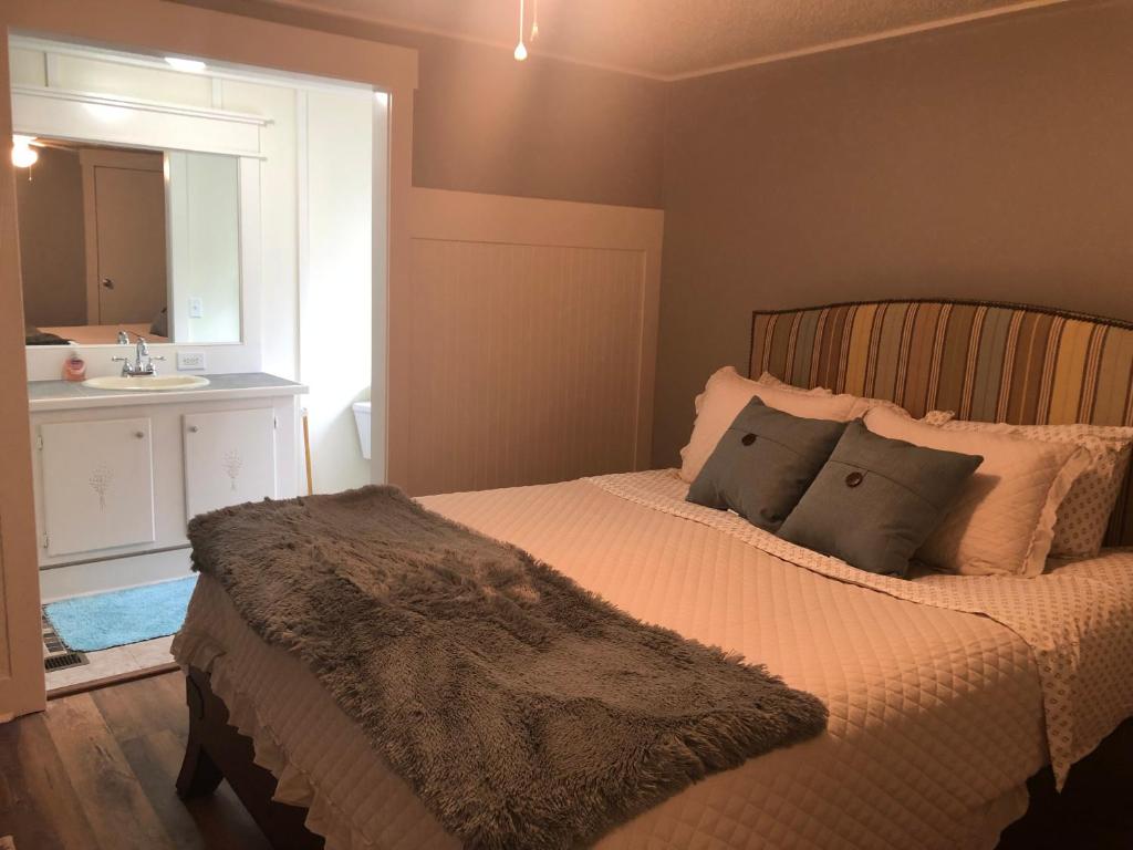 Postel nebo postele na pokoji v ubytování Beaufort SC New Renovation, Close to Parris Island, Historic Downtown, Beautiful Beaches, Sleeps 7