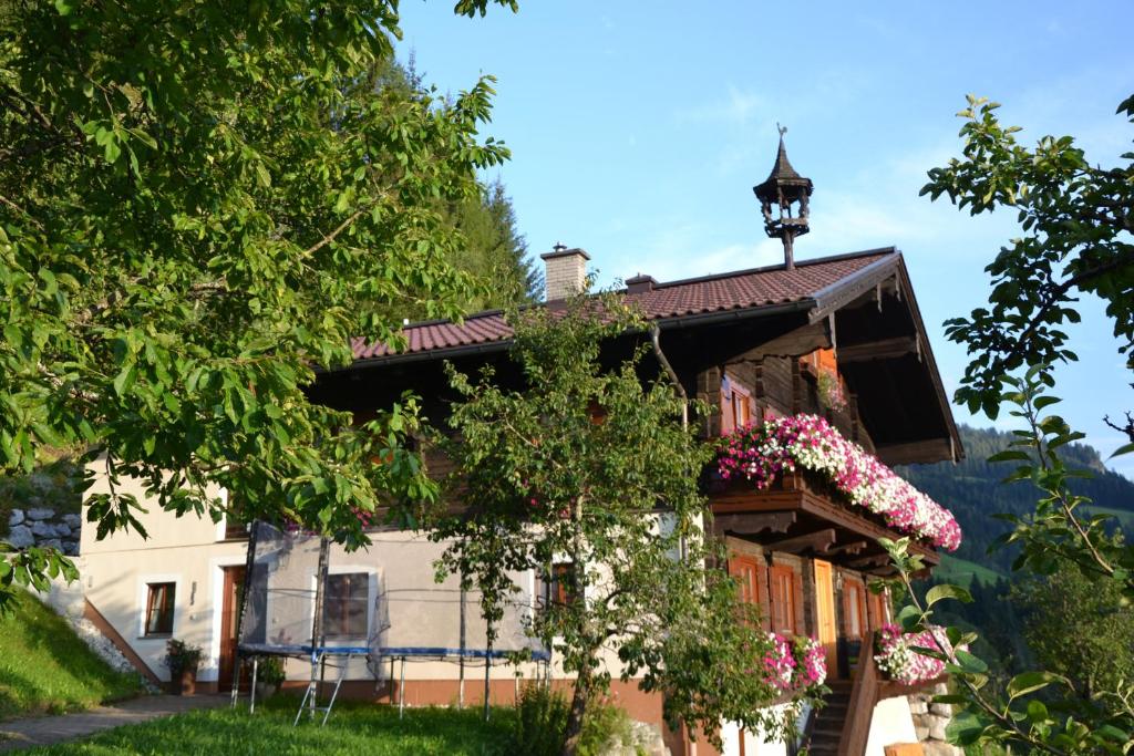 uma casa com flores ao lado dela em Haus Hinterfürbach em Wagrain