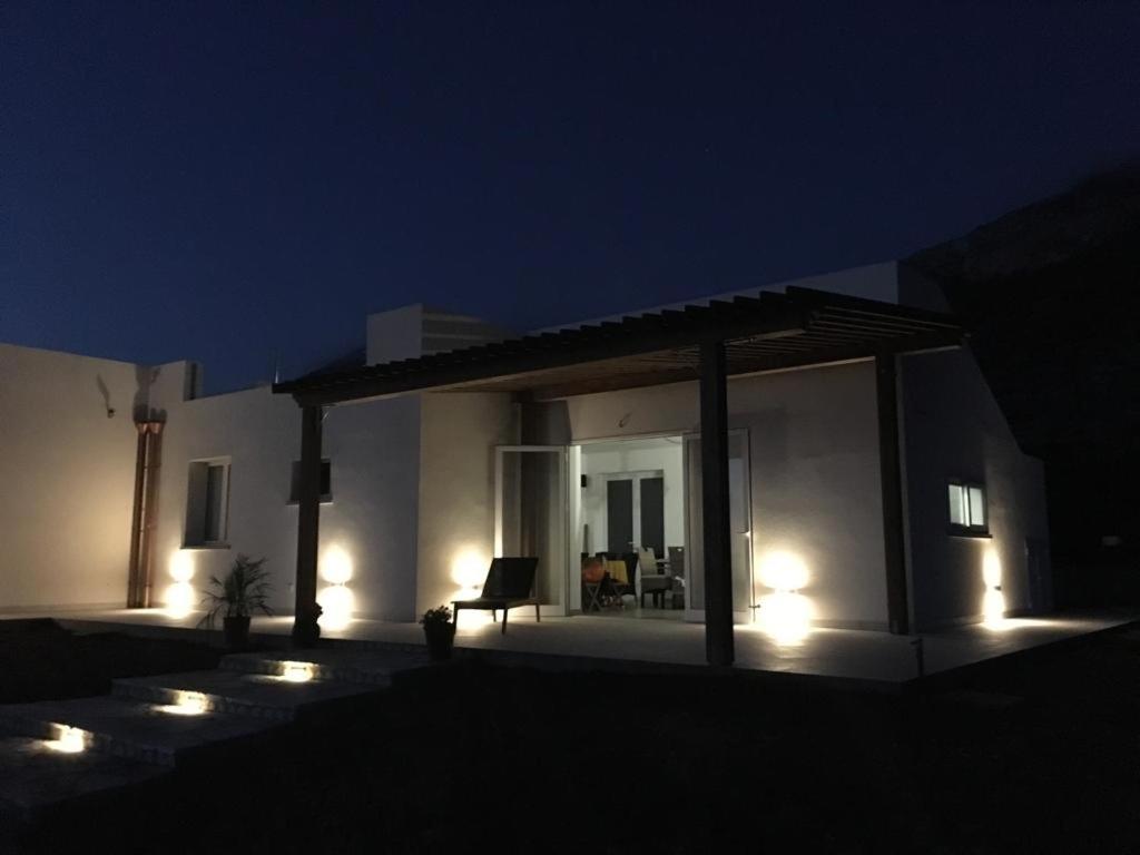 une maison avec des lumières devant elle la nuit dans l'établissement Casa Vigna da Michela, à Favignana