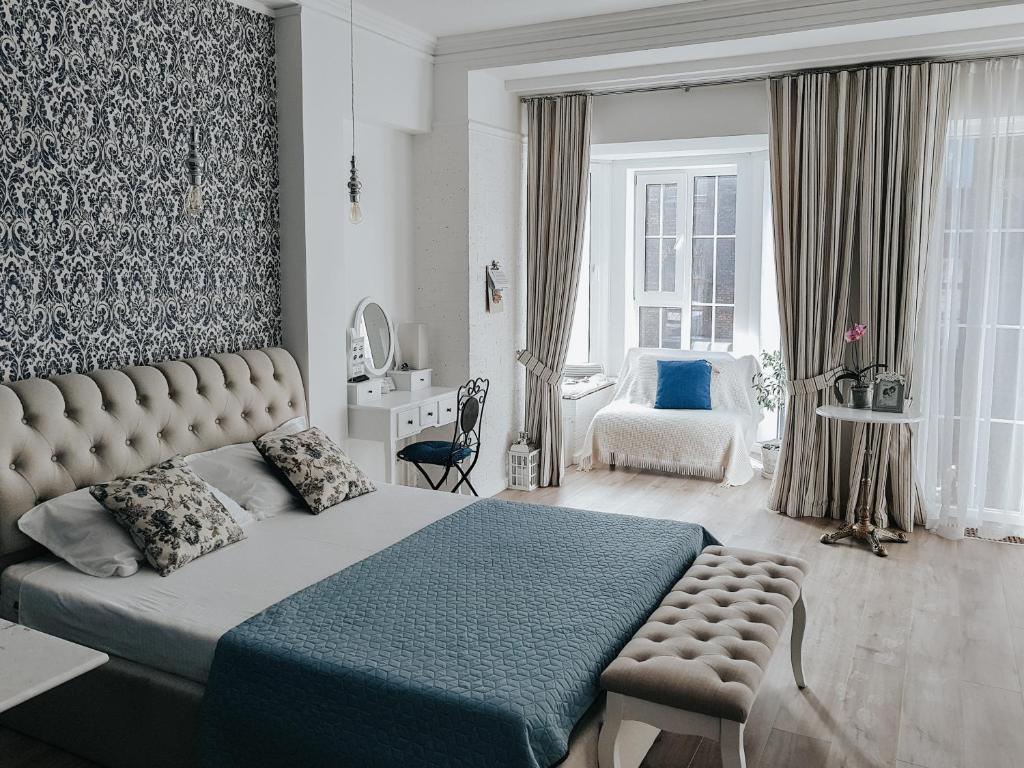 - une chambre avec un grand lit et une couverture bleue dans l'établissement Dom Rabinovicha, à Odessa