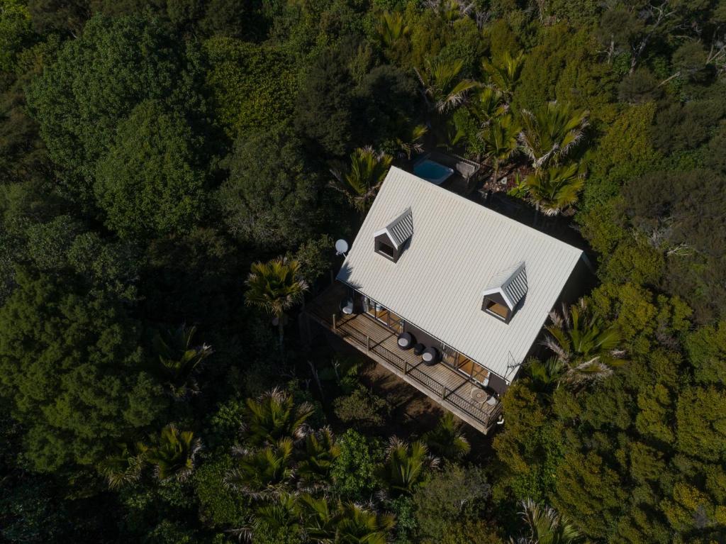 an overhead view of a building in the middle of a forest at Whisper Cottage in Onetangi