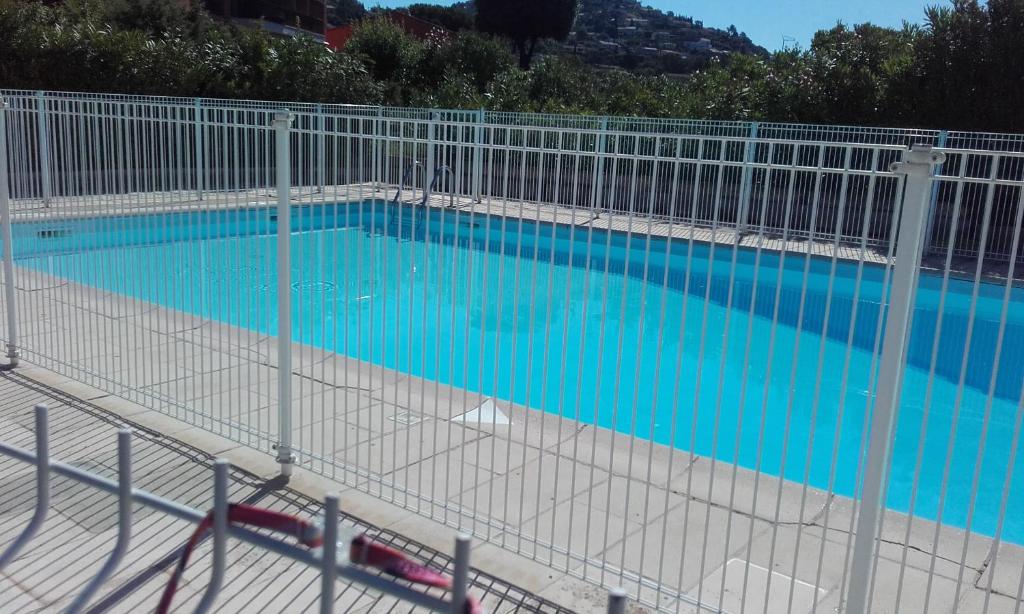 Bazén v ubytování appartement vue mer piscines parking LES CORAUX AGAY PLAGE nebo v jeho okolí