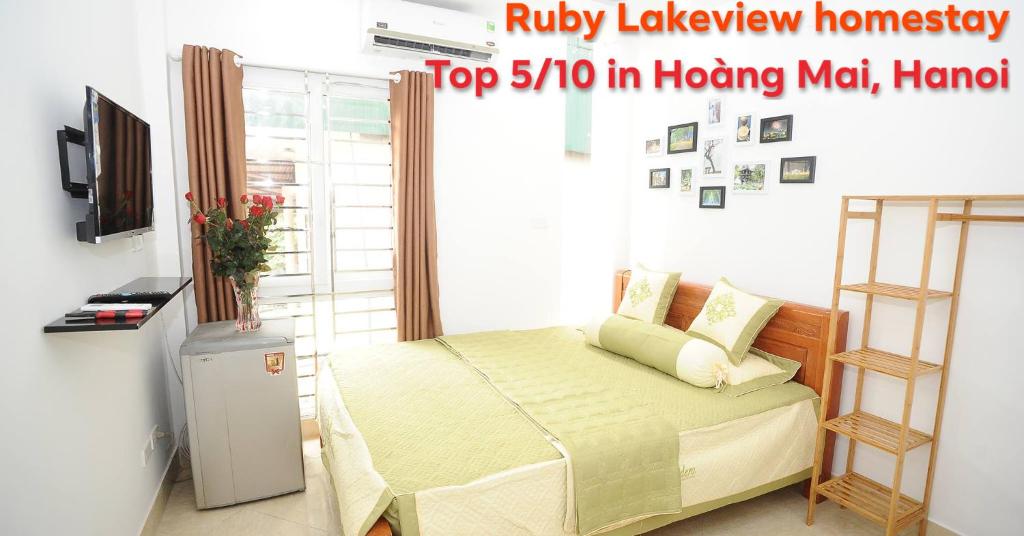 um quarto com uma cama e uma televisão num quarto em Ruby Lakeview homestay em Hanói