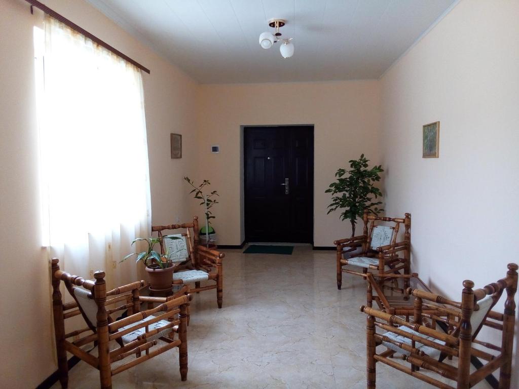 een woonkamer met stoelen en een deur met een plant bij Sevan Backstage Garden in Sevan