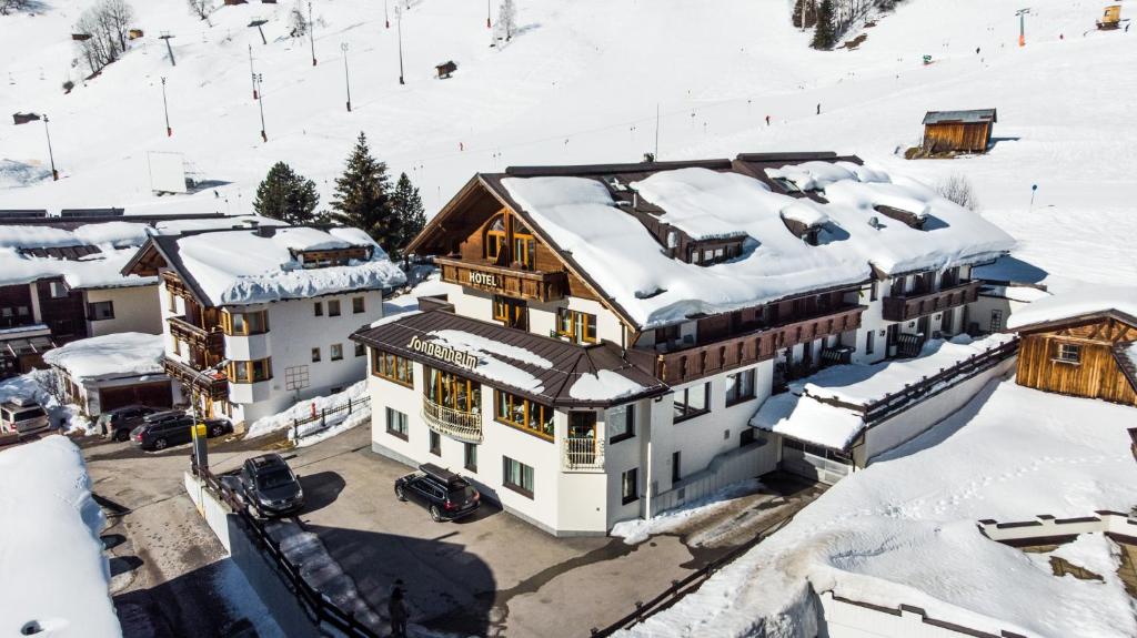 eine Luftansicht eines schneebedeckten Gebäudes in der Unterkunft Hotel Sonnenheim in Sankt Anton am Arlberg