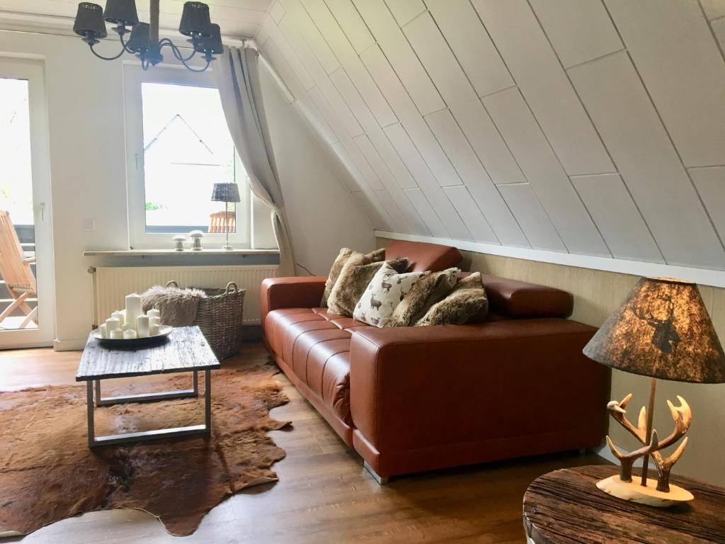 ein Wohnzimmer mit einem Sofa und einem Tisch in der Unterkunft Luxuriöse 3-Zi. Ferienwohnung Jagdromantik 200 m bis zur Wurmbergsseilbahn in Braunlage