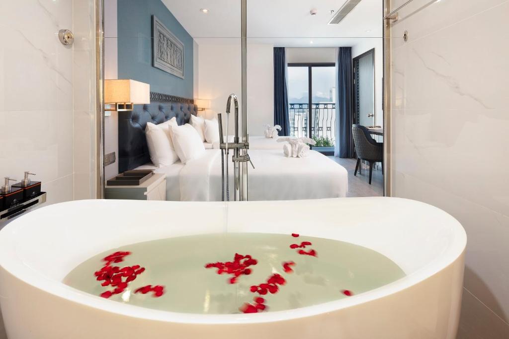 Giường trong phòng chung tại Erica Nha Trang Hotel
