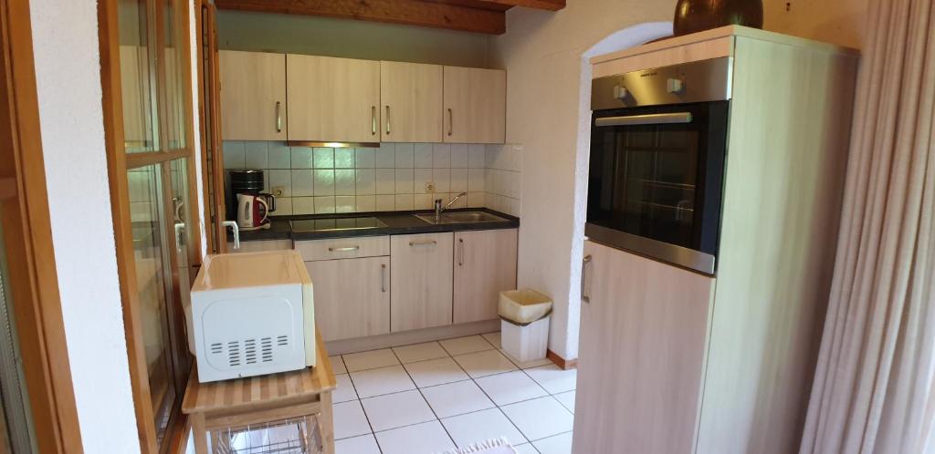 Kuchyň nebo kuchyňský kout v ubytování Ehrenmättlehof Faißt