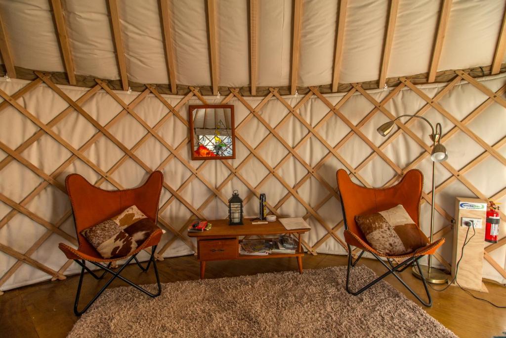 Posezení v ubytování The Yurt Wai Rua