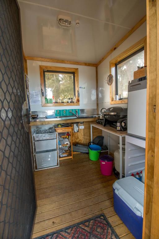 Kuchyň nebo kuchyňský kout v ubytování The Yurt Wai Rua
