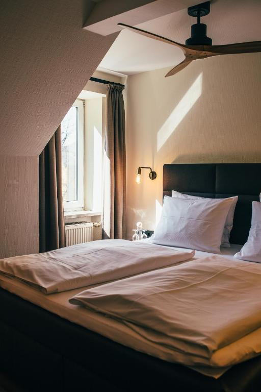 Postel nebo postele na pokoji v ubytování Boutique-Hotel Bayerischer Hof