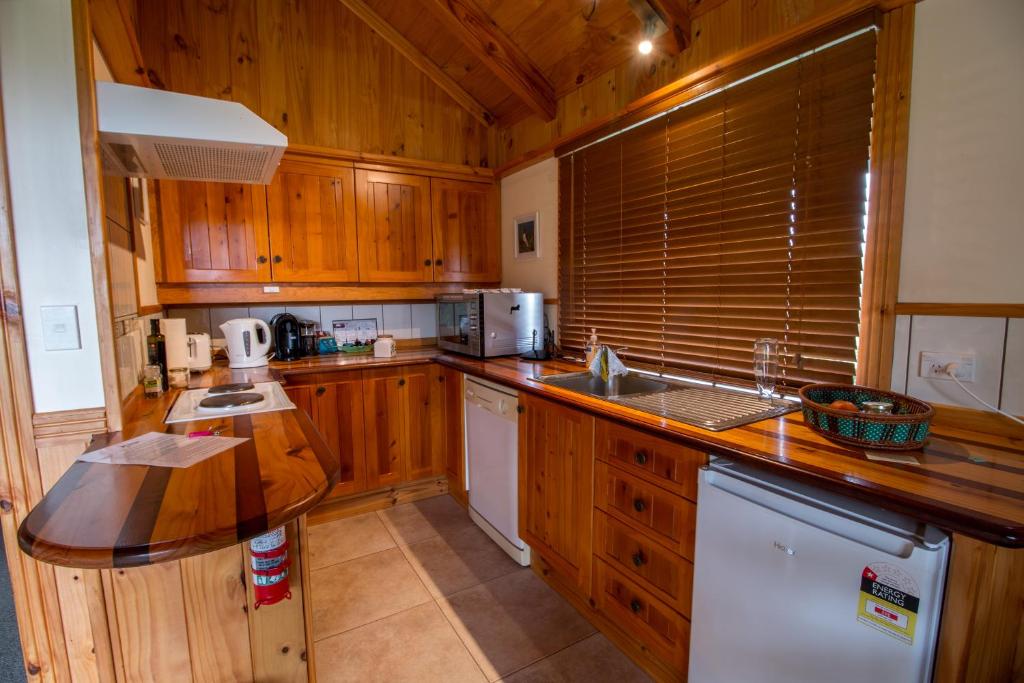 Kuchyň nebo kuchyňský kout v ubytování The Cottage Wai Rua